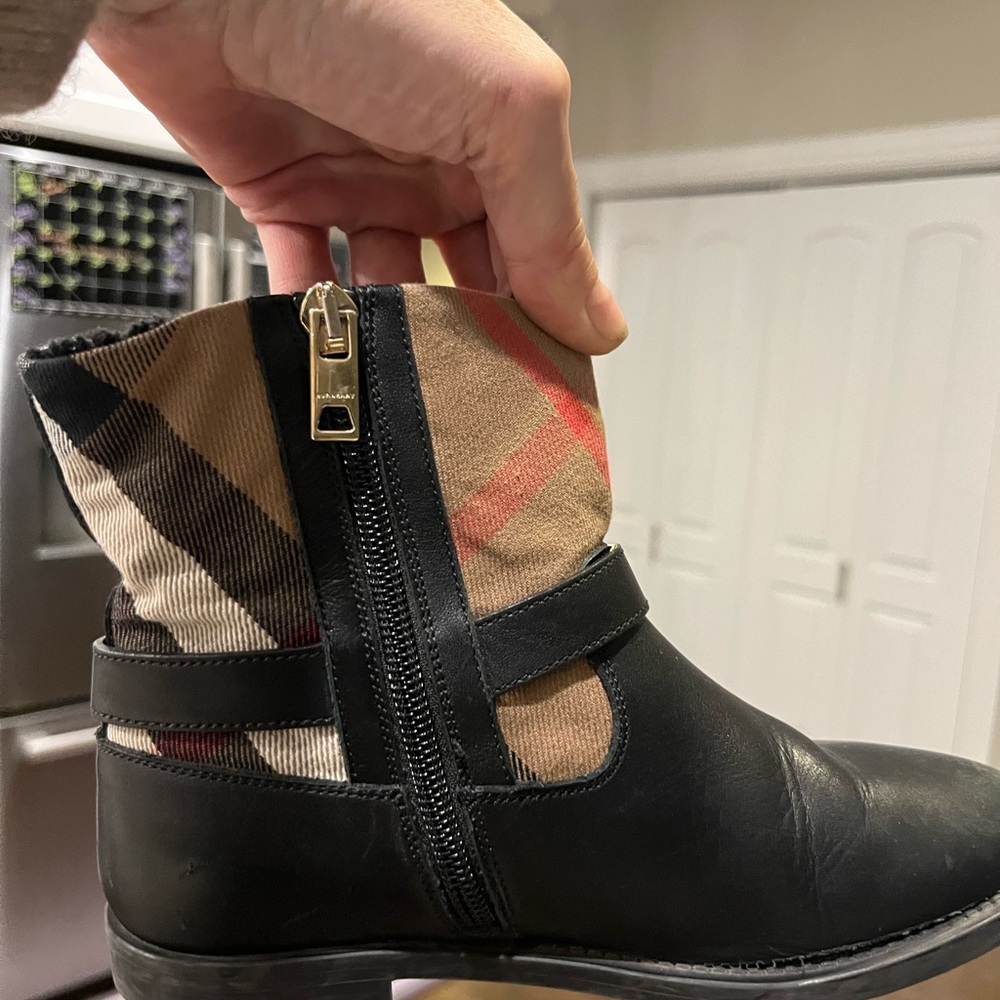 Really cute Burberry Children’s size 31 boots. - Picture 3 of 6